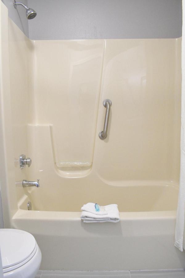 Adams Inn And Suites Ngoại thất bức ảnh