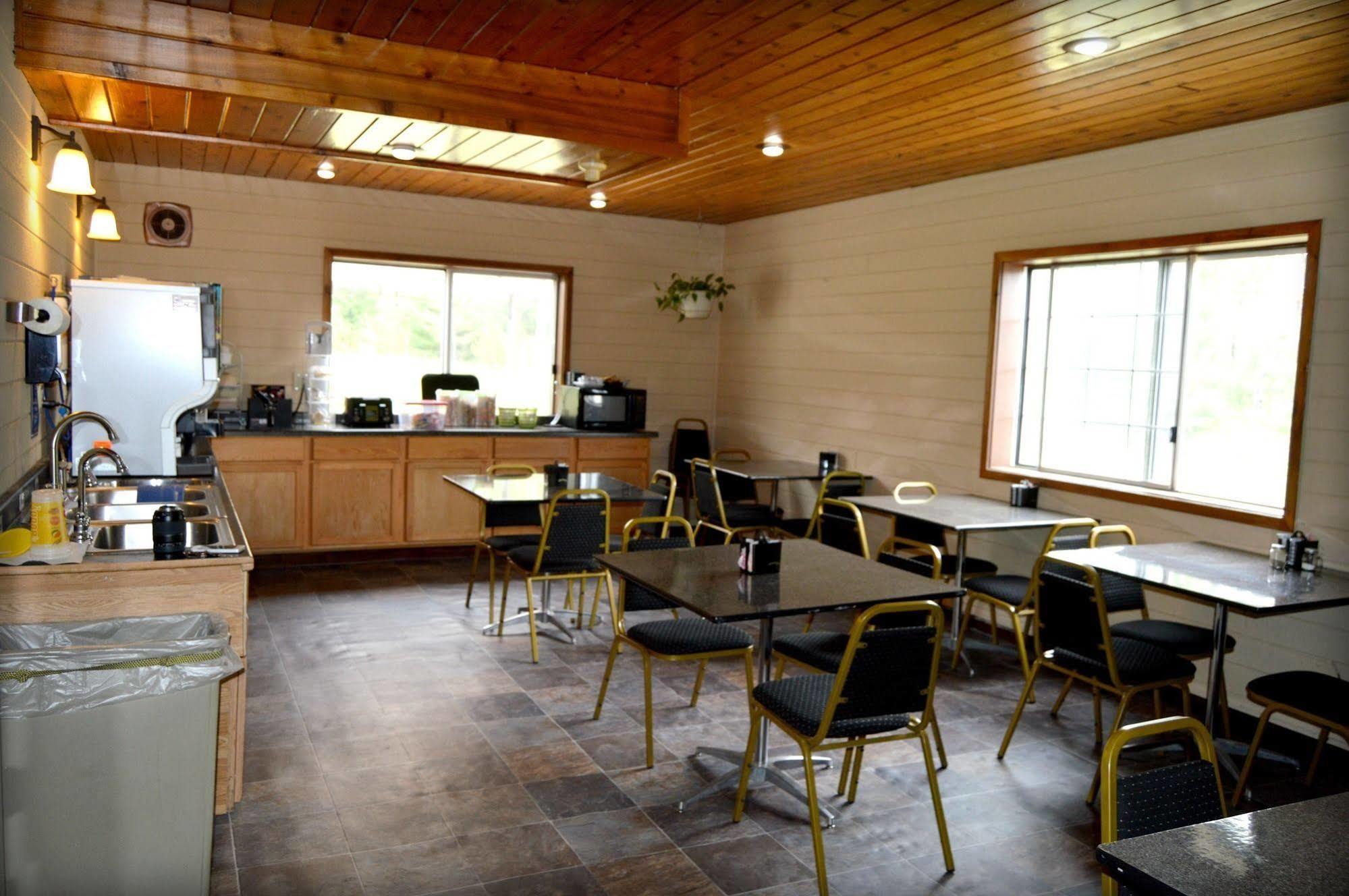 Adams Inn And Suites Ngoại thất bức ảnh