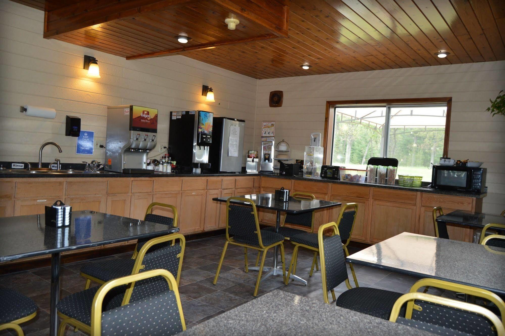 Adams Inn And Suites Ngoại thất bức ảnh