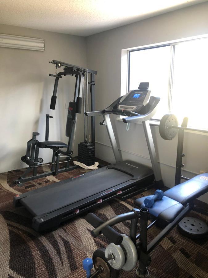 Adams Inn And Suites Ngoại thất bức ảnh