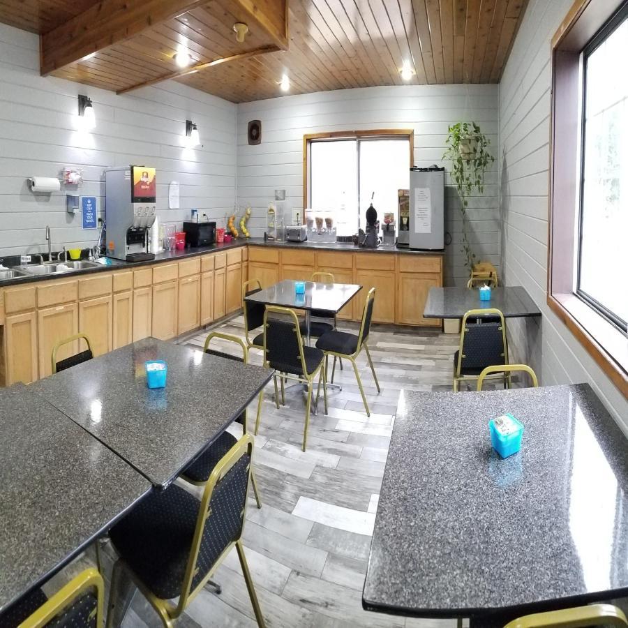 Adams Inn And Suites Ngoại thất bức ảnh